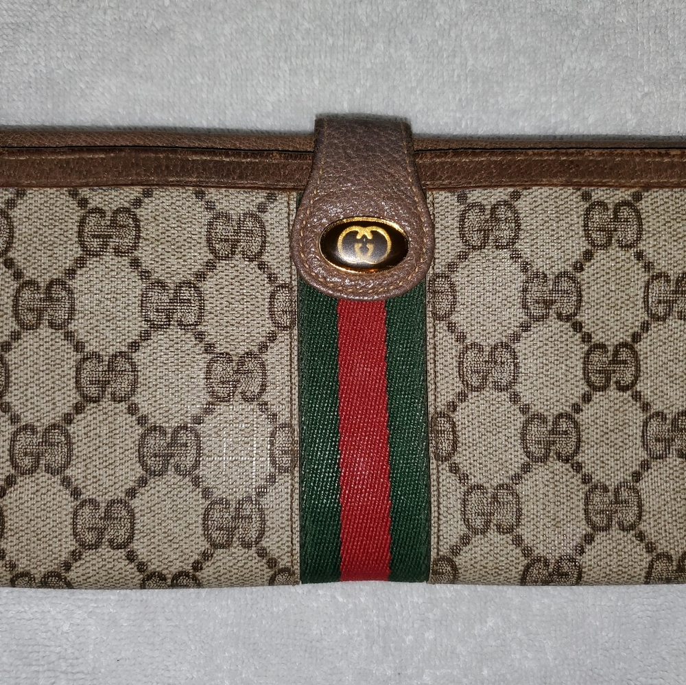 Genuine Gucci Ladies checkbook/credit card holder. Classic style